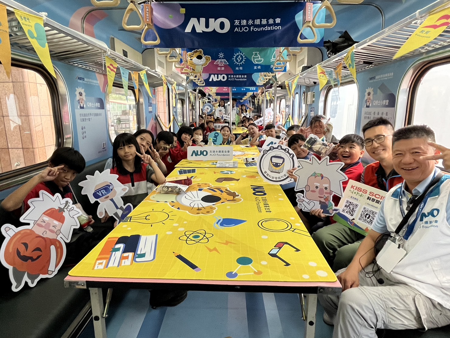 人生就是搏永續基金會參與「臺灣科普環島列車」，設計基礎科學車廂課程，以「淨零碳排和永續能源」為主題，讓學生透過創意實驗認識淨零知識，以及思考生活中的減碳行為