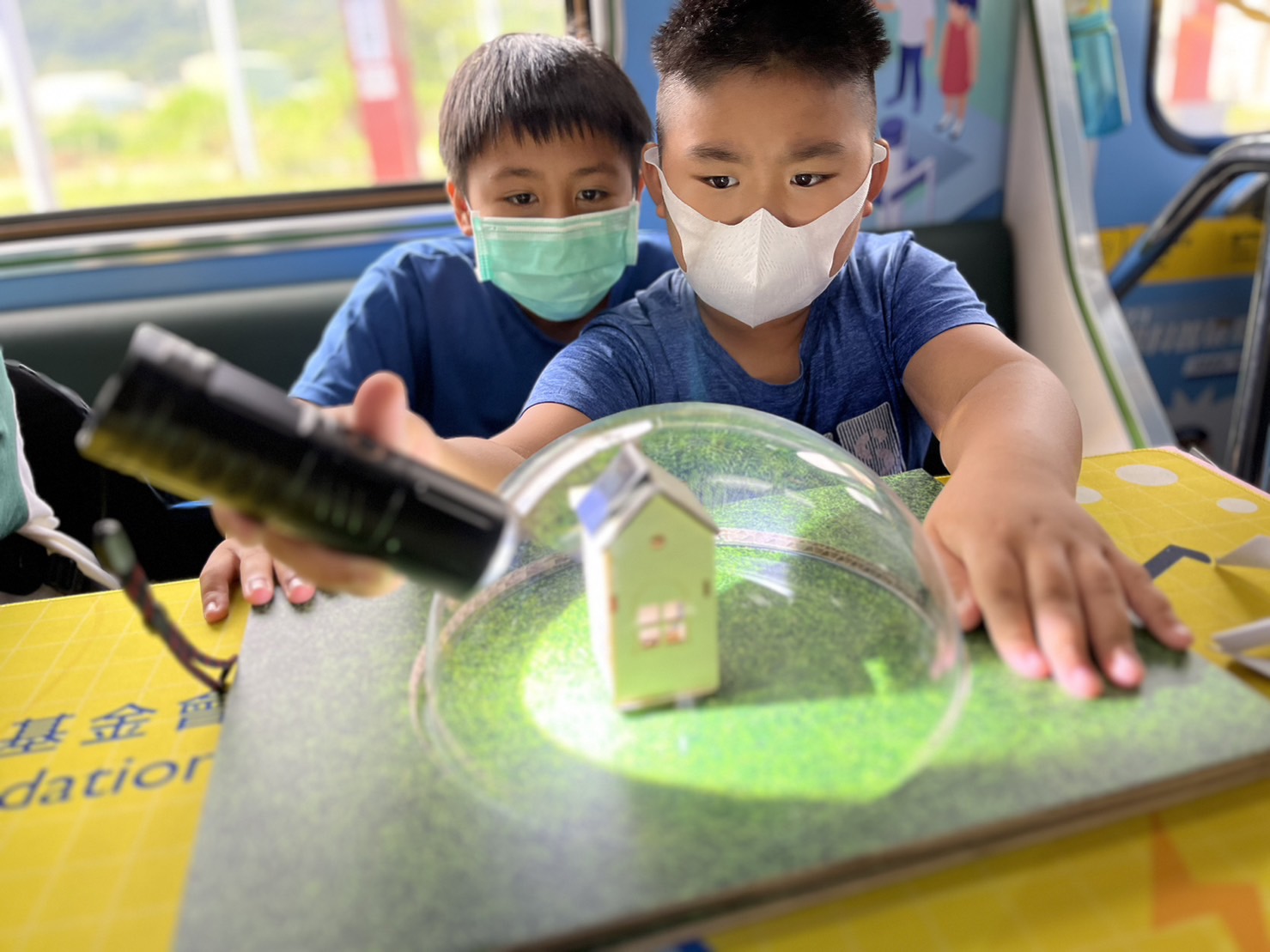 人生就是搏參與基礎科學主題車廂，以STEAM教學精神，設計「逐日科學家」、「太陽能工程師」以及「淨零建築師」三大能源科普課程和實驗